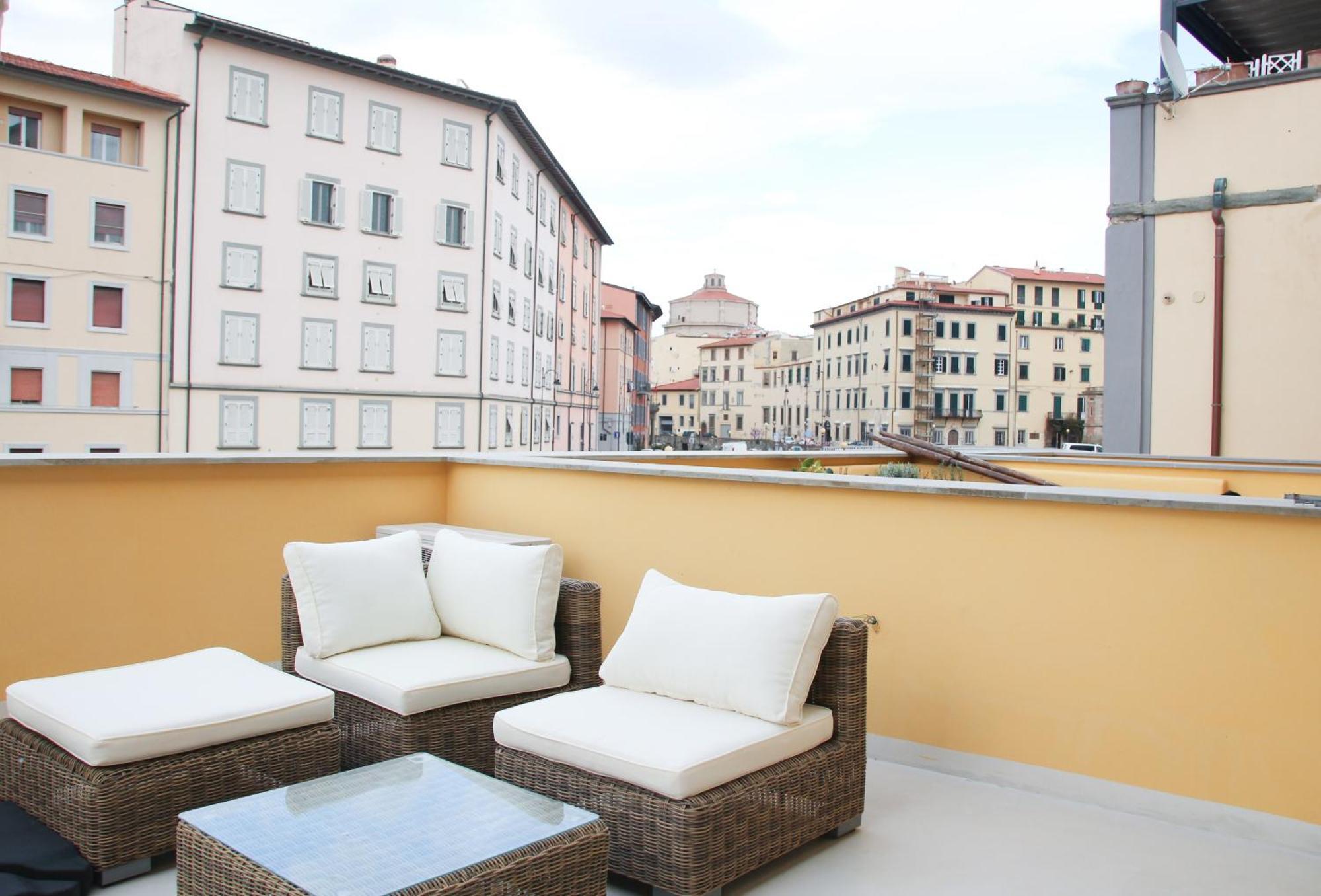 Waterfront Balcony I Grani 2 Resort Style Suite Livorno Exteriér fotografie